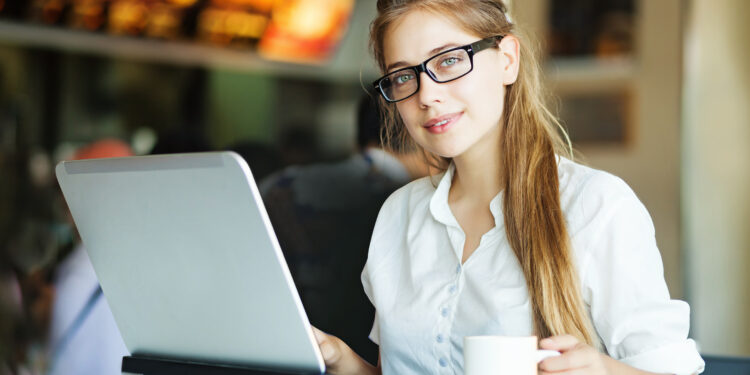 Portfolio Careers: Blending Employment, Freelance, and Creator Income Streams.