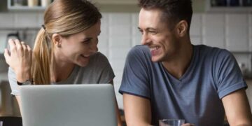 Love on the Clock: The Ultimate Guide to Managing Dating While Building a Thriving Career